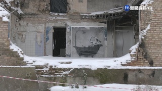 塗鴉大師班克西廢墟作畫挺烏 泡澡圖傳遞溫暖