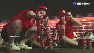 美國1:1踢平威爾斯 兩國球迷狂歡慶祝