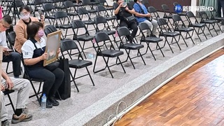 女捧遺照聽鄉長政見會 候選人受干擾今提告