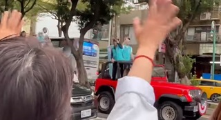 選戰最暖畫面！黃珊珊掃街巧遇王世堅 互相加油打氣