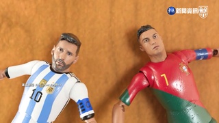 世足總動員! 梅西.C羅化身玩偶齊聚開踢