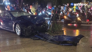 電動汽車衝人行道撞傷2人 駕駛:車子故障