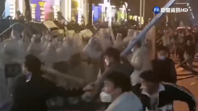 富士康鄭州廠爆員工抗爭! 與警爆發衝突 | 華視新聞