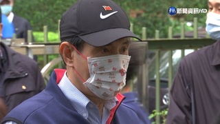 前總統馬英九低調排隊投票 親民打招呼