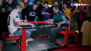 "桌下"腳力戰開踢！足球對戰坐著就能射門