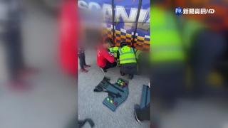 視線死角?!遊覽車旁綁鞋帶遭輾 女送醫不治