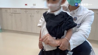 嚇!兒吃東西噎到臉漲紅 母哈姆立克法救援