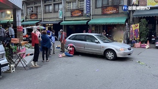 疑停車誤踩油門 76歲男駕車暴衝撞3人