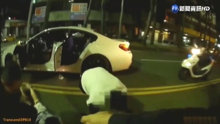 被超車不爽? 高雄街頭爆擄人案"7車圍砸1車"