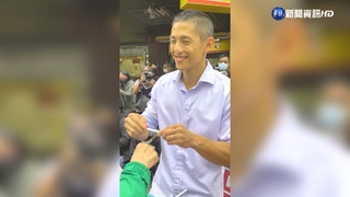 吳怡農上午站路口拜票 秀婚戒宣告結婚