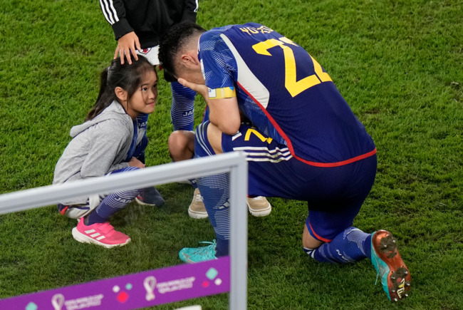 世界盃最溫馨一幕！日本隊長PK出局痛哭 女兒暖心安慰拭淚 | 華視新聞