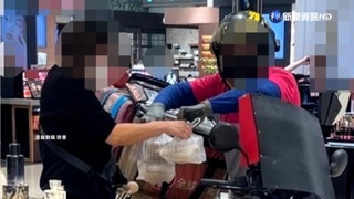 外送員連車一起進百貨 誇張一幕引熱議