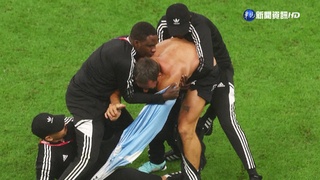 阿荷大戰! 瘋狂粉絲亂入球場遭保全架離