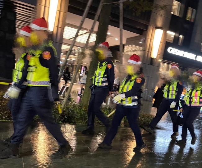 新北耶誕城警戴聖誕帽執勤挨轟「小丑」 警局公關親上火線回應了 | 華視新聞