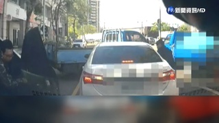 毒販拒捕開車逃! 警破窗逮人搜出5槍幸未駁火