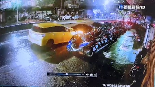 小黃出隧道煞不住連撞3車 竟有"2車違停"