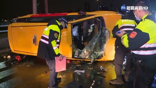 疑天雨路滑! 小黃司機自撞翻車全身傷