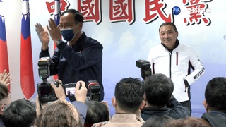 新北感恩茶會 朱.侯兩人"相擁頻互捧"引聯想