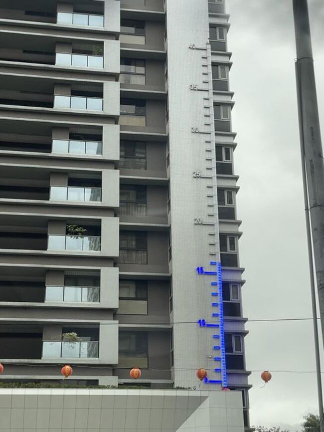 桃園社區外牆打造「巨無霸溫度計」  萬人狂讚：有溫度的社區 | 華視新聞