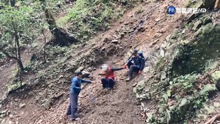 攀登"屋我尾山"迷途 警消峭壁搜救找到人