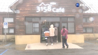 合歡山續降溫! 民眾等追雪躲咖啡廳取暖