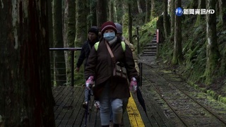 寒流襲越晚越冷! 遊客衝宜蘭太平山等降雪