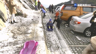 合歡山降"初雪" 遊客歡呼:終於下雪了!