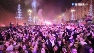 載譽歸國! 克羅埃西亞球迷點燃粉紅煙霧彈