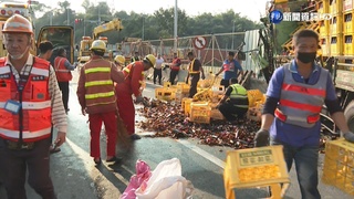 國道10號聯結車失控追撞 多箱米酒碎滿地