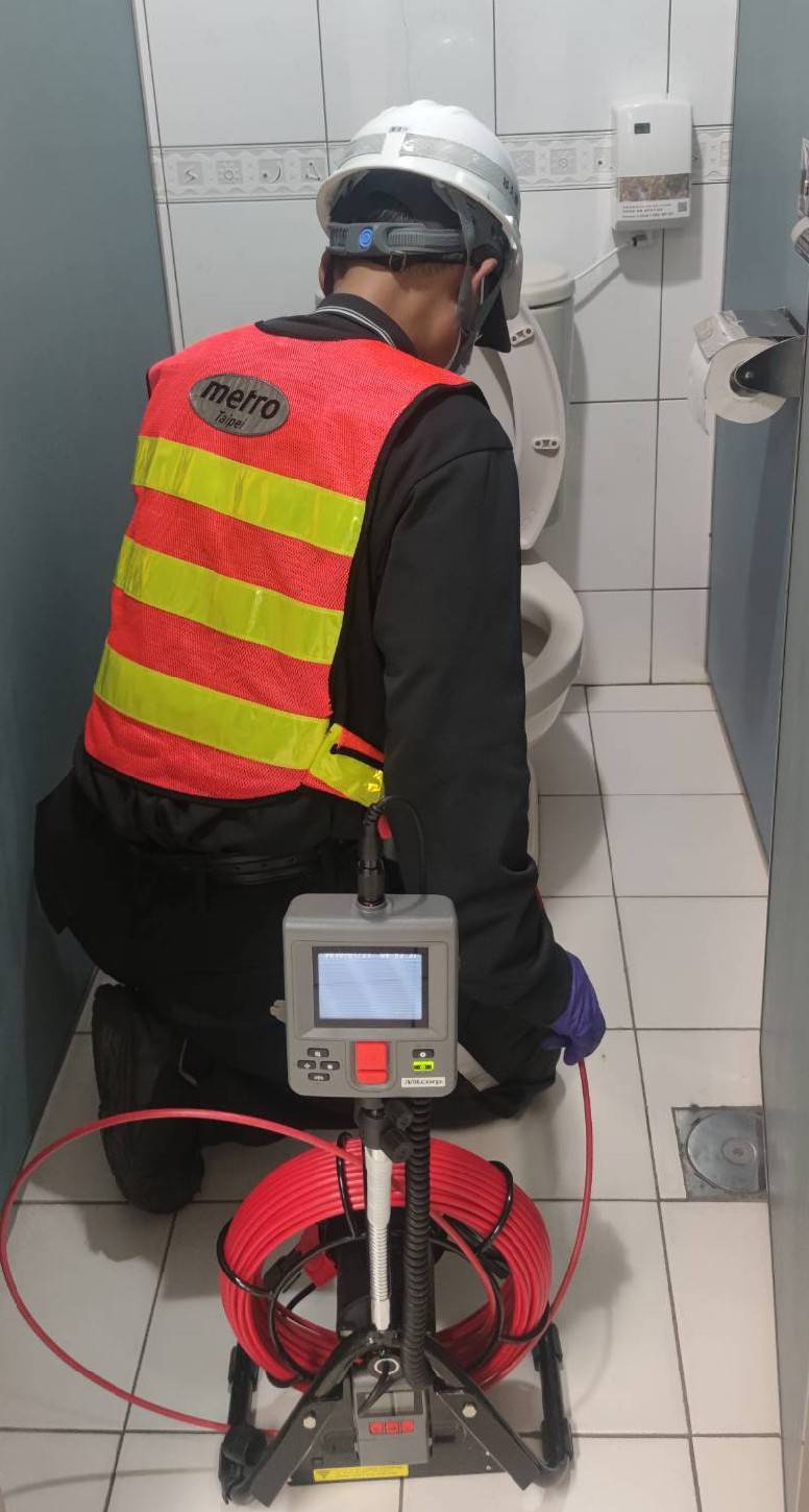 北捷廁所一年堵超過450次 敲開驚見電路板 馬桶醫生分享「疏通4法寶」 | 圖/台北捷運提供
