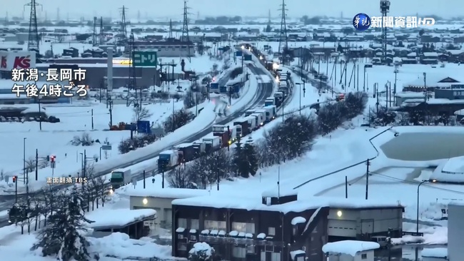 日本新潟縣大雪破紀錄! 積雪釀塞車公路癱瘓 | 華視新聞