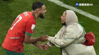 世足大黑馬溫馨延續 摩洛哥眾將牽母親領獎