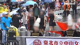 中山女高旗槍隊 寒流穿"無袖短裙"表演惹議