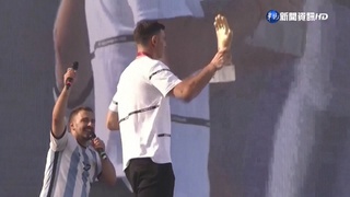 阿根廷門將奪世足金手套 獲鄉親熱烈歡迎