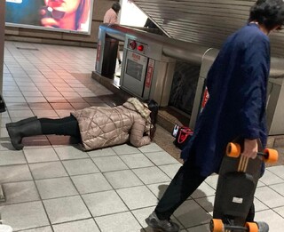 把握時間？她捷運等車做「棒式」還視訊  北捷給回應