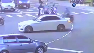 疑吃感冒藥昏睡 男車停路中央喇叭聲叫不醒