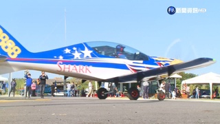 空中過耶誕! 民眾體驗"噴射機飛行"樂趣