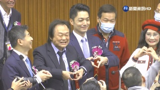 蔣萬安宣誓就職 王世堅送"愛心"見面禮