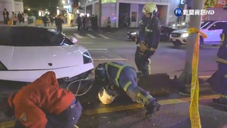 疑閃車失控撞分隔島 超跑衝對向撞斷燈桿