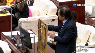 "蔣師"來送禮! 王世堅贈蔣萬安"蔣中正像"