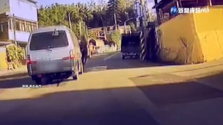 邊開車邊吵架 嚇!妻突跳車滾翻地挨罰500元