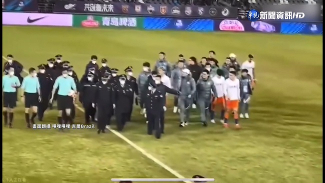 中國足球聯賽爆爭議! 14名警察護裁判脫身 | 華視新聞
