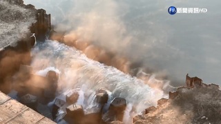 水面空氣遇冷凝結 貓羅溪霧氣瀰漫如仙境