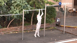 女中校園驚見"半透明人爬竿" 民眾經過嚇壞