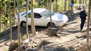 依循導航卻"迷航" 男誤闖產業道路卡邊坡