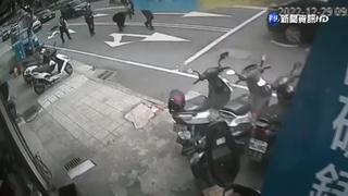 警包夾"擄人車"險遭衝撞 開11槍攔截仍逃逸