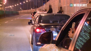 搶看101煙火!"違停國道路肩"釀回堵 警:勸不聽