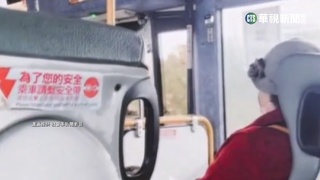 國道高速行駛 客運門"突開關"嚇壞乘客