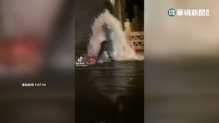 屏東消防栓被撞斷變"湧泉" 慢車道積滿水
