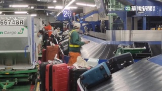 長榮航勤集體請假 董座親自上陣搬行李